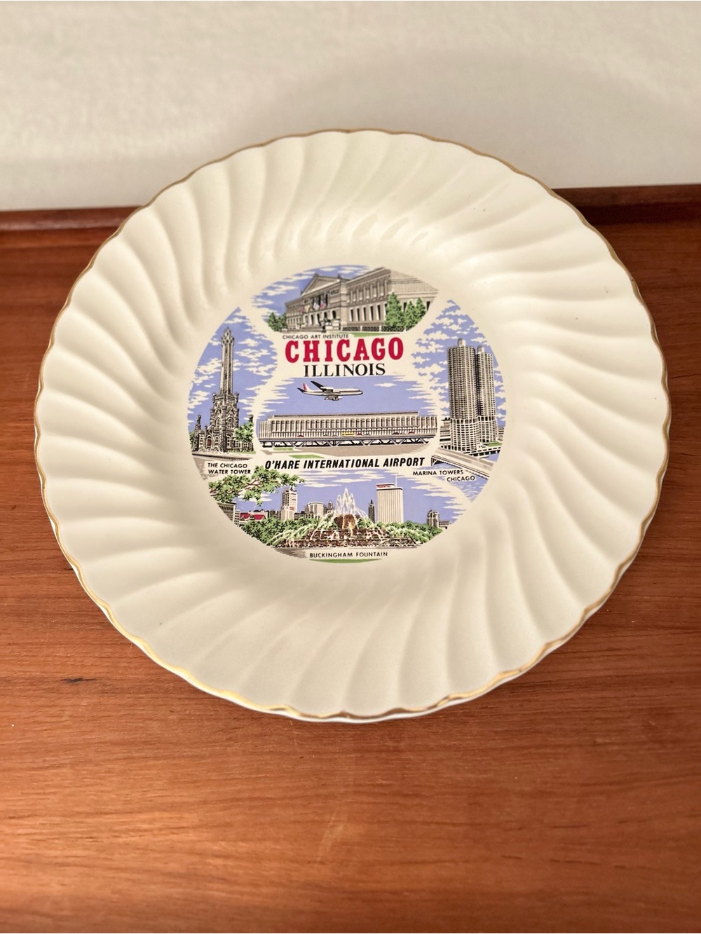 Chicago Illinois Decorative Dinner Plate - White with Gold Trim